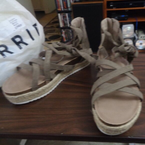 Torrid NWOT Strappy Flatform Sandal - Faux Suede Taupe 13 (WW) Size Lace Up - Picture 2 of 4